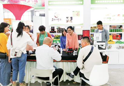 图2：企业展台吸引客商交流.jpg