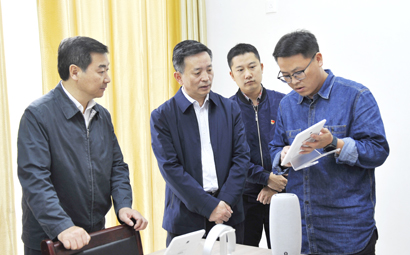 任湘生（左二）一行在杨柳塘.jpg