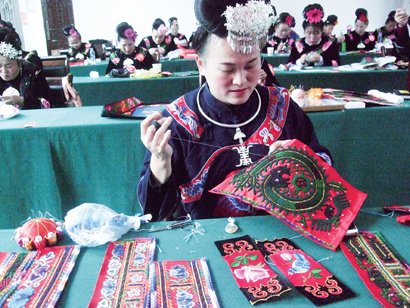 图为李英的盛装绉绣产品.jpg
