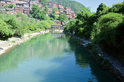 1587449709067085577.jpg 图为山青水秀的西江千户苗寨.jpg