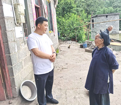 6月17日，晴隆县政协主席付明勇到晴隆县鸡场镇徐家湾村半坡组贫困户韦满荣户家走访.jpg