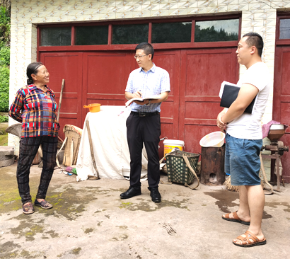 李焱（中）在纳雍县张家湾镇幸福村新寨组走访贫困户。.jpg