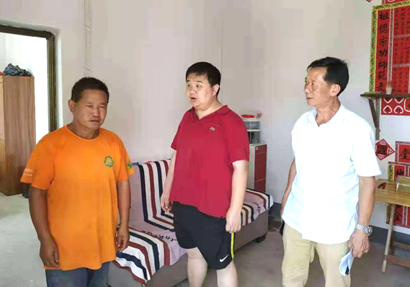 张峰（中)与贫困户杨定贵交流.jpg