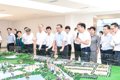 视察团在贵州双龙航空港口岸.jpg