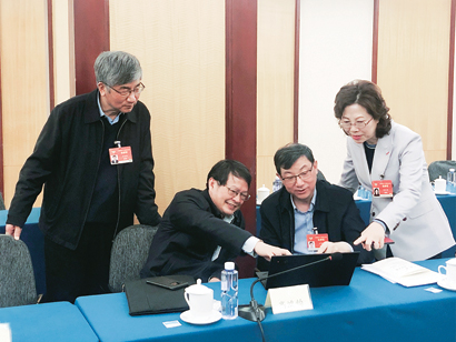 3住黔全国政协委员魏定梅（右.jpg
