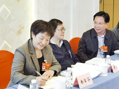 7住黔全国政协委员余留芬（左.jpg
