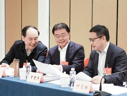 8住黔全国政协委员丁贵杰（中.jpg