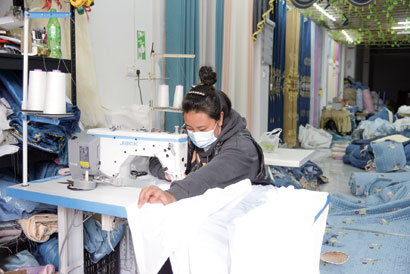 1669078032529047010.jpg 4612-2-2-工人在进行缝制工作.jpg