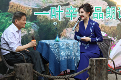 4708-4-2叶辛在好花红书院举.jpg