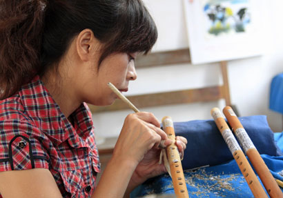 4775-4-1新时代箫笛制作女艺.jpg