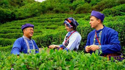 4821-3-3-水晶和胡子辰在茶场.jpg
