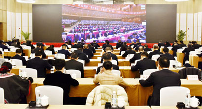 4854-A4-1-委员们在驻地收看.jpg