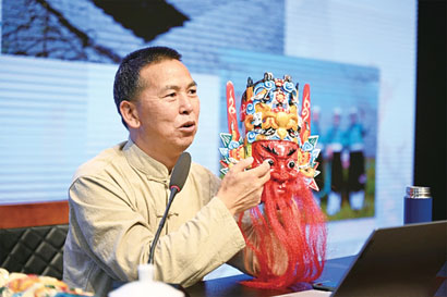 4865-4-2秦发忠和他的傩雕.jpg