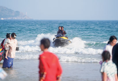 4866-4-62月19日，游客在海南.jpg