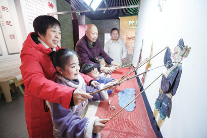 5866-4-2月15日，皮影艺人在.jpg