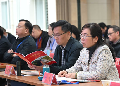 4873-3-6委员们认真学习.jpg