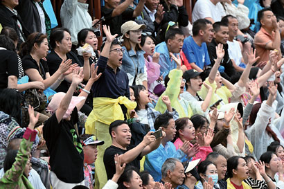 赛场边，观众们激情助威。.jpg