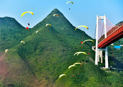 5016-4-4-游客在坝陵河大桥体.jpg