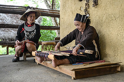 黎族老人在位于海南省保亭黎族苗族自治县的槟榔谷文化旅游区展示黎族织锦技艺。蒲晓旭-摄.jpg