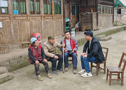 余继福委员到大乌江镇新场村慰问低保户朱德军一家。.jpg