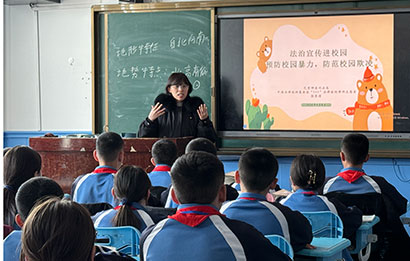 张雪滢委员在巴里坤县第二中学开展开学“法治第一课”活动。.jpg