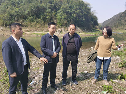 5097-2-1图一为杨雄刚主席听取街道和大凹村相关负责人介绍河道日常巡查和保护情况。.jpg