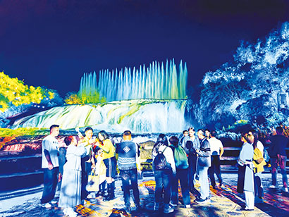 6-4月11日晚，游客在黄果树旅游区拍摄留影。.jpg