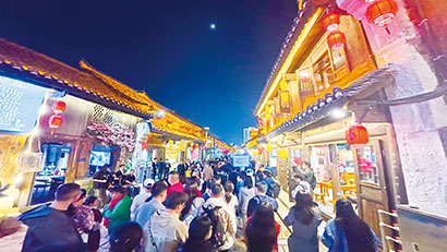 3-4月10日开幕式后，与会嘉宾考察了安顺古城业态。.jpg