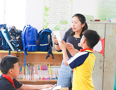 支教老师在为孩子辅导英语。.jpg