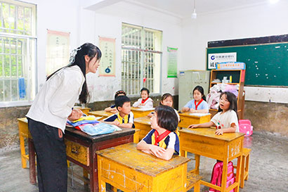 学生与李子艺老师积极互动。.jpg
