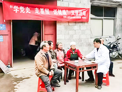 1749517594179010083.jpg 5129-3-3何友平委员(右一)为群众义诊.jpg