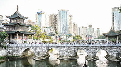 2024年8月13日，游客在贵阳市南明区甲秀楼游玩。陶亮-摄.jpg