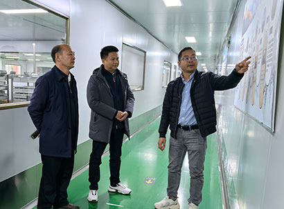 杨再宏委员（右一）向来宾介绍其公司情况.jpg
