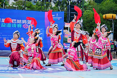 5149-3-5比赛间隙丰富多彩的民族艺术表演。.jpg