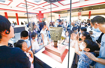 6月23日，小朋友们在天津博物馆观看展品。李然-摄.jpg