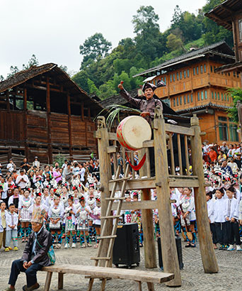 “喊天”仪式上，祭师带领众人祈求风调雨顺、五谷丰登。.jpg