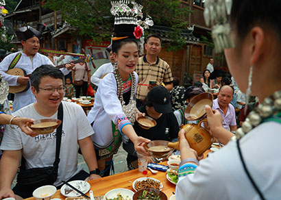 长桌宴上，米酒飘香，各色美食令人食指大动。.jpg