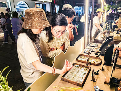 游客们在非遗周集市上挑选特色产品。-本报记者-昌金鋆-摄.jpg