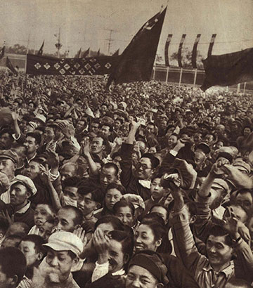 5196-3-2欢腾雀跃的人民群众经过天安门城楼.jpg