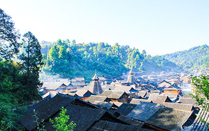 1761181845397022067.jpg 阳光中的黄岗侗寨。.jpg