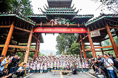 1761181983902036606.jpg 10月18日上午举行的寨门迎宾仪式。.jpg