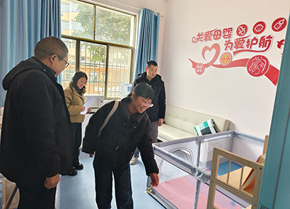 1761613824530070912.jpg 1刘启录同志(右二)在社区走访。.jpg