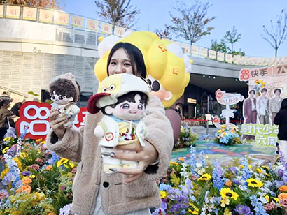 1767238208868007532.jpg 时代少年团演出前夕,观山湖区悦然时光变身粉丝聚焦地,吸引众多粉丝前来打卡拍照。彭玲-摄.jpg