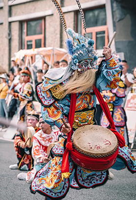 1770858960548089360.jpg 2025蛇年春节期间,普宁英歌舞表演队伍巡街。来源:澎湃新闻.jpg