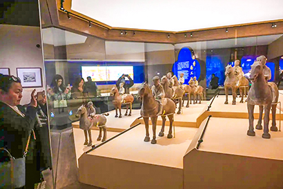 1770859025577070332.jpg 中国国家博物馆推出的“跃马扬鞭——马年新春文化展”于1月30日开展,图为展出的彩绘陶兵马俑。金良快-摄.jpg