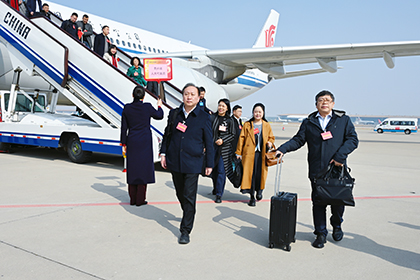 3月3日中午，贵州省全国人大代表、住黔全国政协委员乘飞机抵达北京，出席即将召开的十四届全国人大四次会议、全国政协十四届四次会议。本报记者--何佼阳-摄.jpg