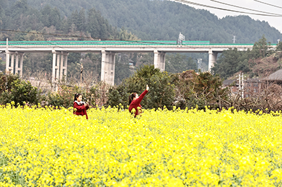 1772850352632081889.jpg 2月28日,一对母女在黔东南州雷山县大塘镇小河村花田里拍照。.jpg