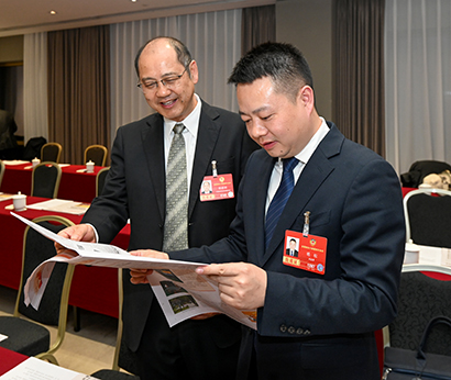 5282-1-4住黔全国政协委员陈前林（左）、杨松（右）就关心的话题进行交流。.jpg
