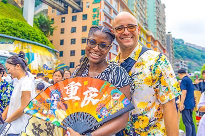 1773709119095079189.jpg 2025年10月3日,加拿大游客克里斯提安(左)和家人在重庆市渝中区李子坝游玩。黄伟-摄.jpg