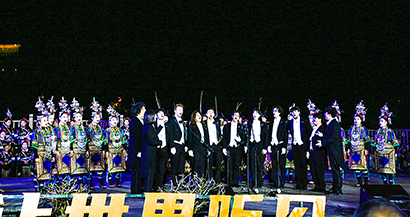 1775005603743024063.jpg 耶鲁合唱团体与侗族歌手在贵州“村歌”舞台上一同歌唱。.jpg